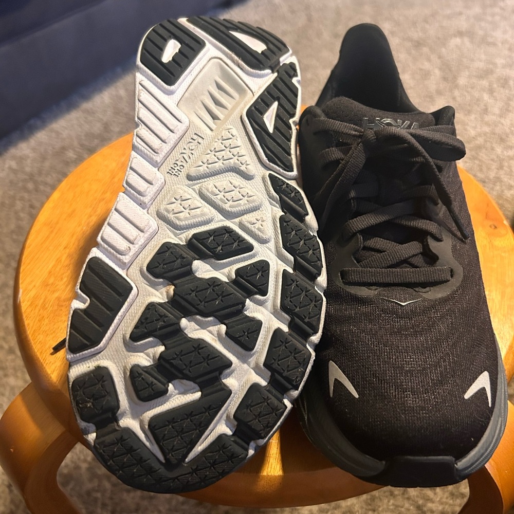 Hoka Arahi 6 Black/White Athletic Shoes